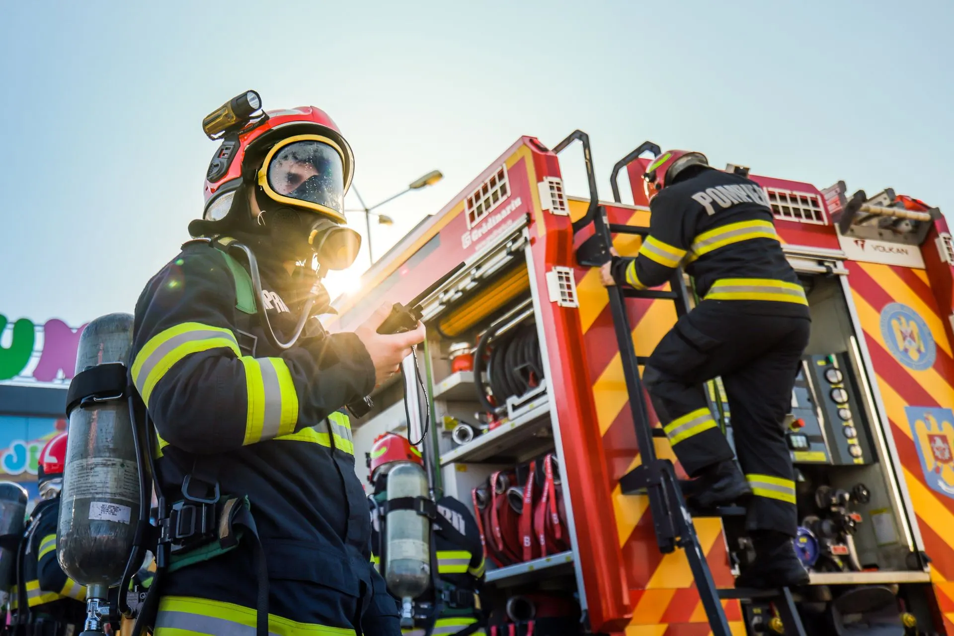 Incendiu pe Petru Maior: flăcări în două camere, o persoană dusă la spital