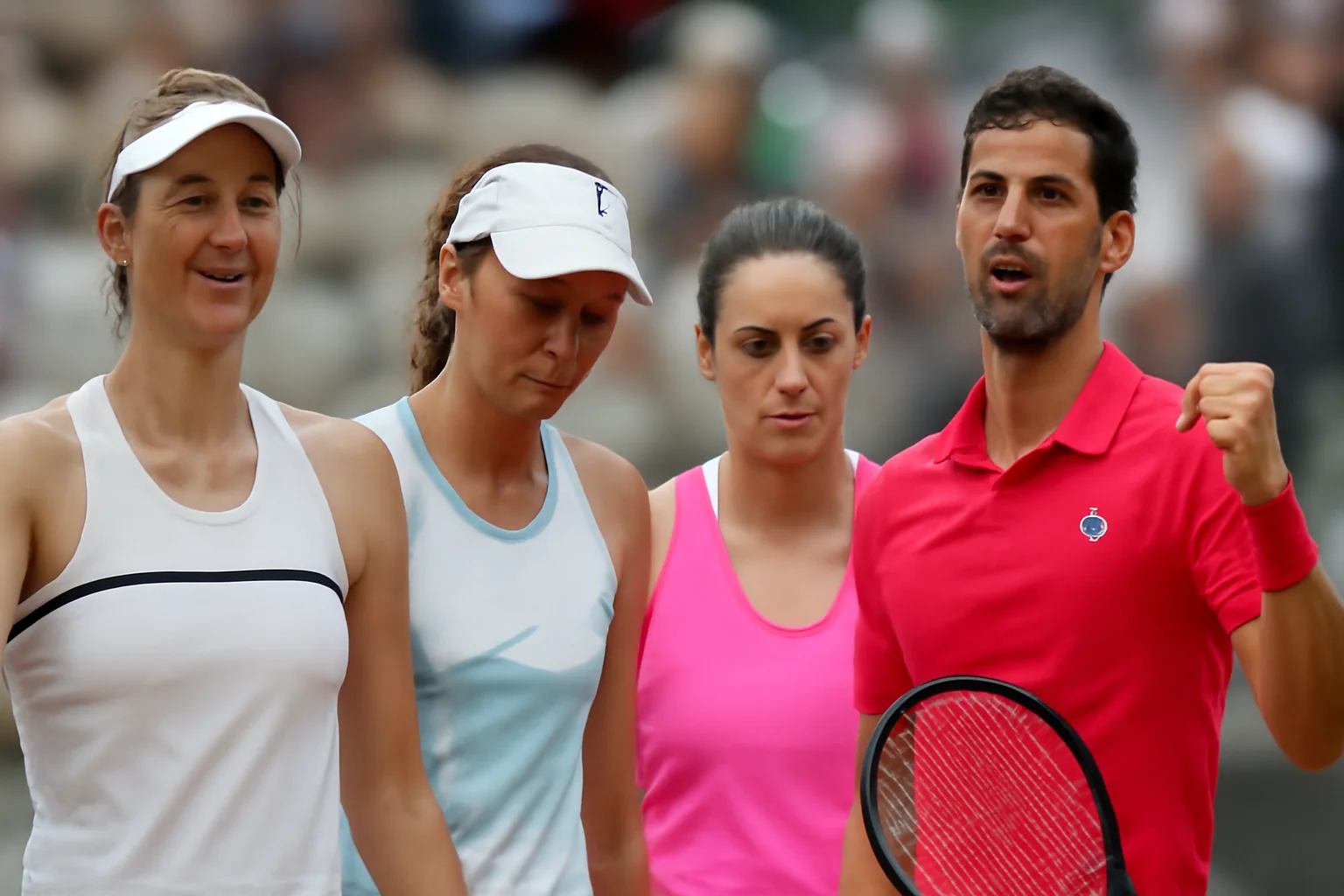 Irina Begu avansează, două românce eliminate; Campioana de la Roland Garros părăsește turneul, Novak Djokovic triumfă în patru seturi.